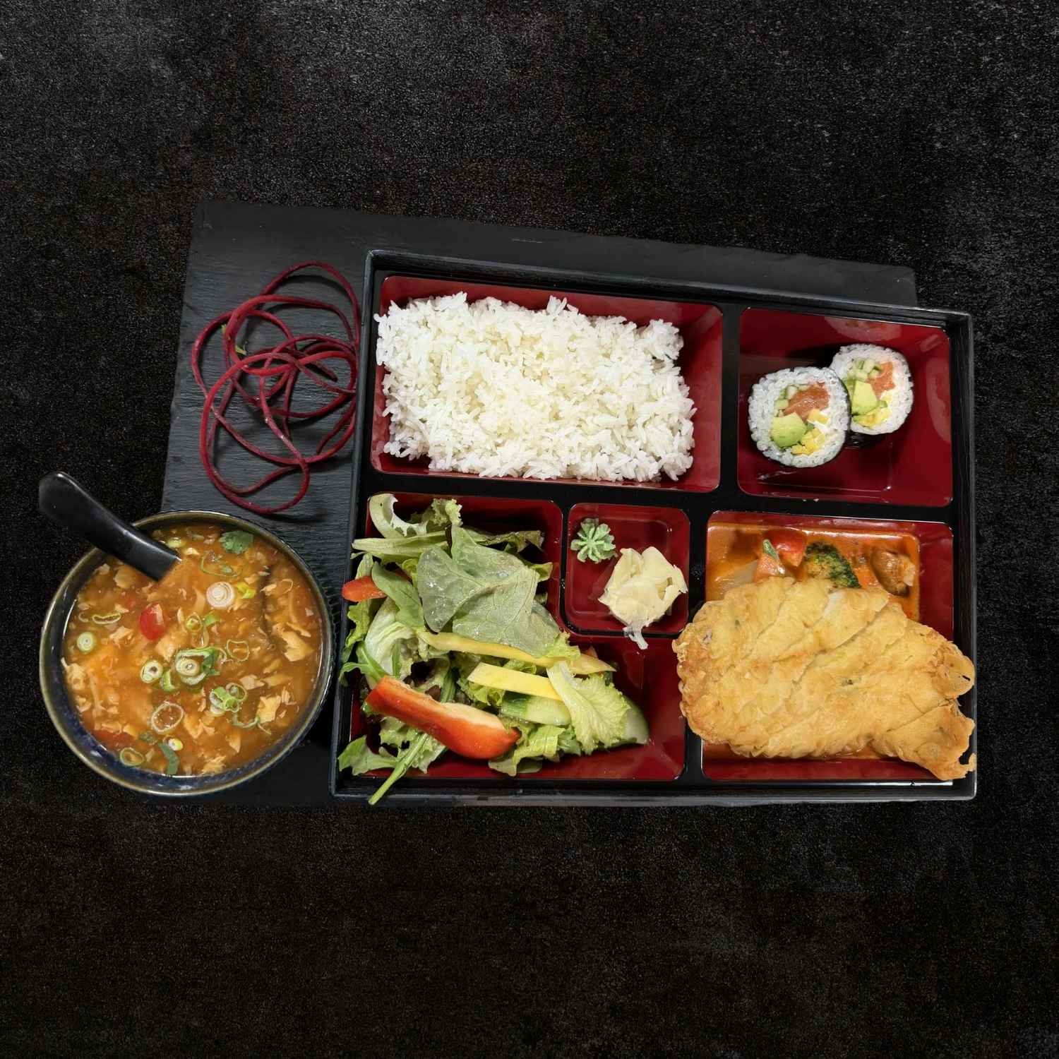 Sushi und warme Mittagsmenüs im AURA